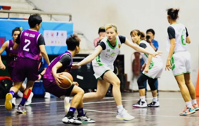 Bóng rổ nữ TPHCM (áo trắng) có chiến thắng cuối cùng trước Cần Thơ qua đó giành HCV với kết quả chung cuộc tại Đại hội thể thao toàn quốc 9-2022 nội dung 5x5. Ảnh: VBF