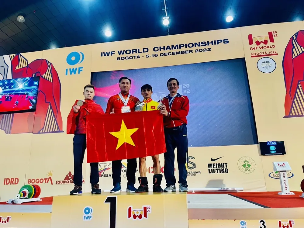 Ban huấn luyện chung vui cùng 2 lực sĩ của Việt Nam. Ảnh: HHC