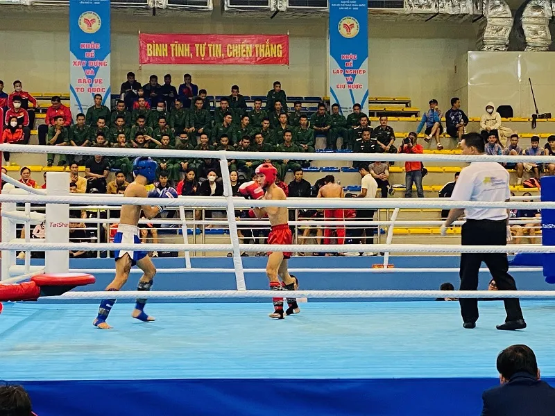 VĐV thi đấu kickboxing thi đấu với sự cổ vũ sôi nổi của khán giả trên nhà thi đấu. Ảnh: MINH CHIẾN