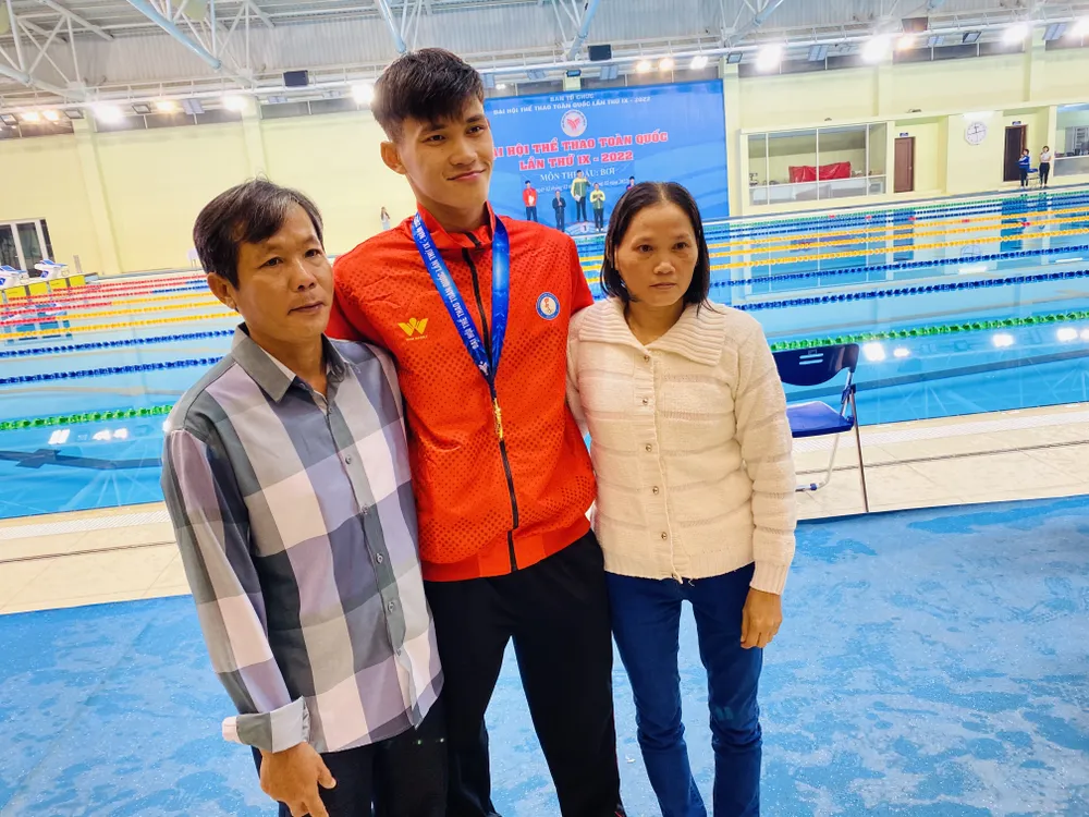 Ba và mẹ đã tới Hà Nội cổ vũ cho Thanh Bảo. Ảnh: MINH CHIẾN