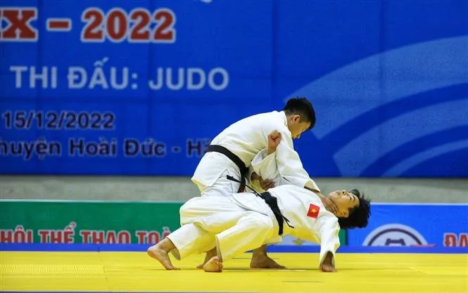 VĐV tranh tài ngày cuối ở các bài biểu diễn kata. Ảnh: TUẤN ANH