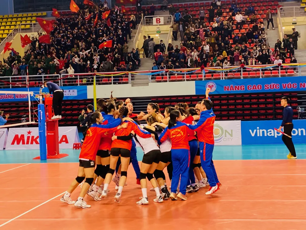 Cầu thủ nữ Quân đội ăn mừng chiến thắng giành HCV. Ảnh: MINH CHIẾN