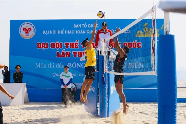 Cầu thủ bóng chuyền bãi biển thi đấu rất quyết liệt tại kỳ Đại hội năm nay. Ảnh: D.P