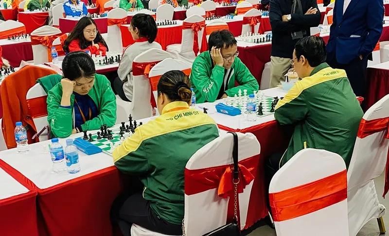 Vợ chồng Trường Sơn, Thảo Nguyên thi đấu trận chung kết với Thiên Hải, Thiên Kim và có chiến thắng giành HCV. Ảnh: MINH CHIẾN