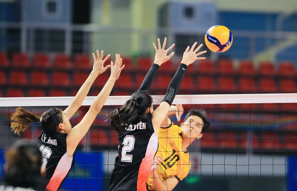 Chủ nhà Quảng Ninh (đen) thua tại trận tranh HCĐ. Ảnh: DŨNG PHƯƠNG