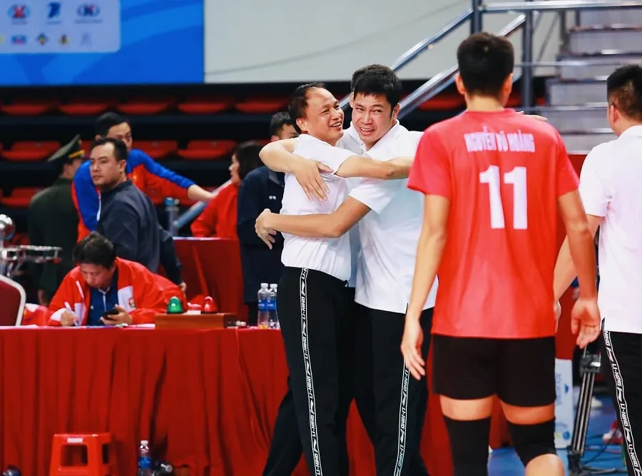 Ban huấn luyện đội bóng chuyền nam Quân đội mừng chiến thắng sau khi vượt qua Khánh Hòa tại chung kết Đại hội thể thao toàn quốc năm nay. Ảnh: T.THẢO Ban huấn luyện đội bóng chuyền nam Quân đội mừng chiến thắng sau khi vượt qua Khánh Hòa tại chung kết Đại hội thể thao toàn quốc năm nay. Ảnh: T.THẢO