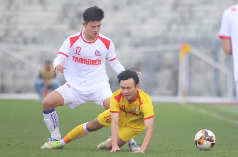 Cầu thủ U21 Viettel (trắng) đã có kết quả quan trọng để lọt vào tứ kết giải năm nay. Ảnh: T.N