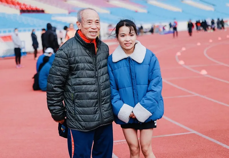 Lê Thị Tuyết gặp gỡ huyền thoại chạy dài Bùi Lương trên sân vận động Quốc gia Mỹ Đình ngay sau khi về nhất marathon nữ. Ảnh: MINH NGUYỆT