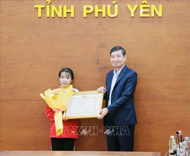 Lê Thị Tuyết được bằng khen của UBND tỉnh Phú Yên. Ảnh: TTXVN