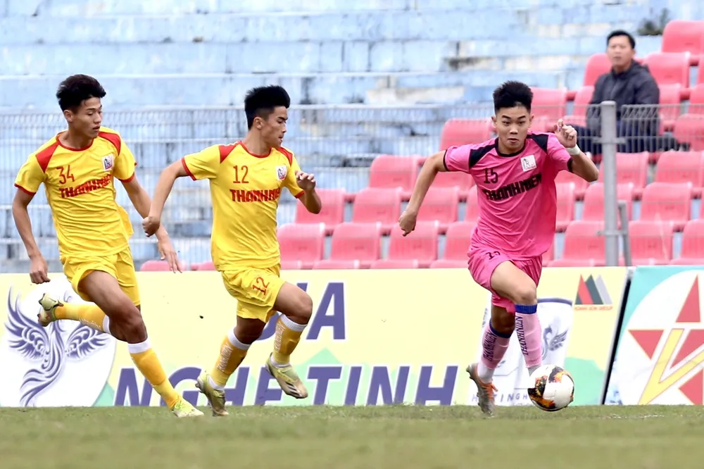 U21 Thanh Hóa (áo vàng) đã lọt vào bán kết trong trận tứ kết của ngày 26-12