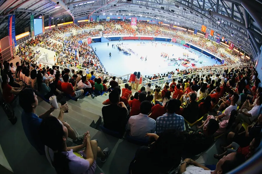 Người hâm mộ ngồi kín khán đài cổ vũ các tuyển thủ thi đấu SEA Games 31 cho thấy, thể thao Việt Nam đã sôi động dần trở lại sau dịch bệnh Covid-19. Ảnh: DŨNG PHƯƠNG