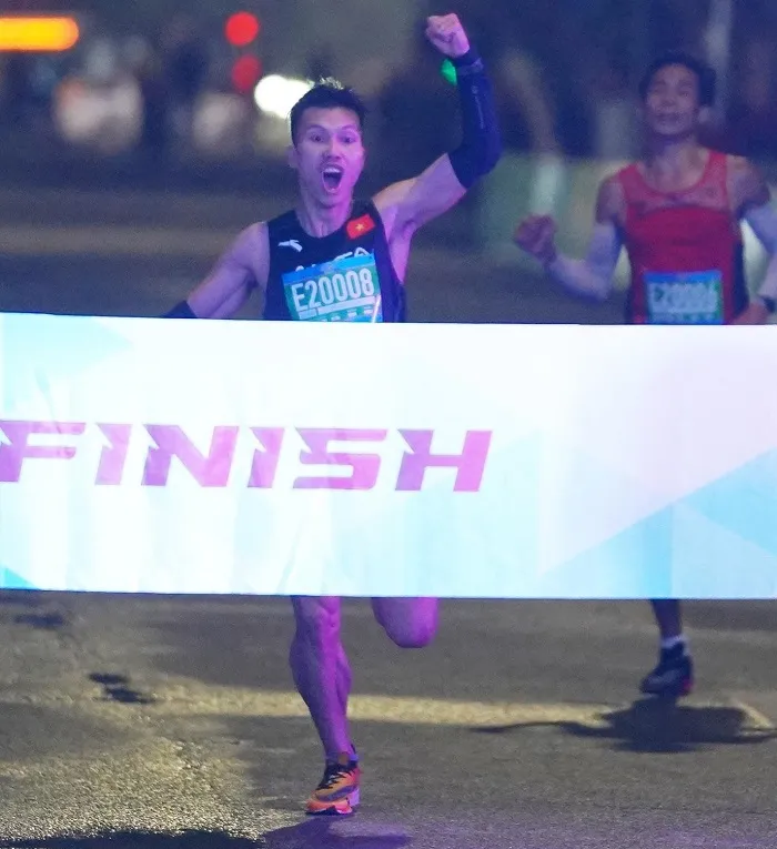 VĐV Đỗ Quốc Luật đã vượt qua Nguyễn Văn Lai ngay ở những mét cuối để vô địch. Ảnh: W.TT