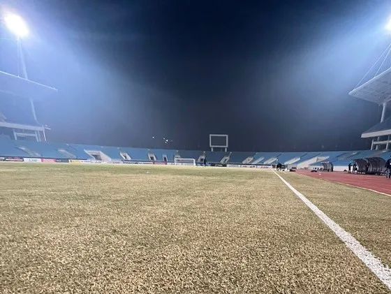 Mặt cỏ sân vận đông Quốc gia Mỹ Đình chưa có được chất lượng tốt nhất thời gian qua. Ảnh: Q.THẮNG