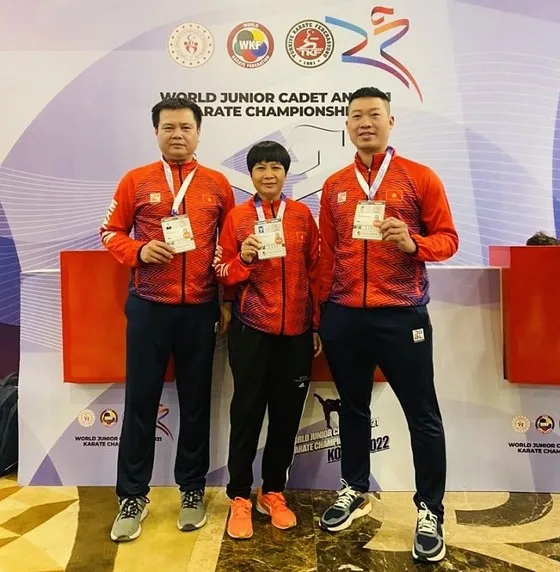 HLV Lê Tùng Dương (ngoài cùng bên trái) sẽ không tham gia đội tuyển quốc gia ở năm 2023. Ảnh: V.S.H