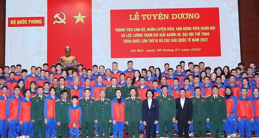 Lãnh đạo Bộ Quốc phòng đã tuyên dương các HLV, VĐV đạt thành tích tại Đại hội thể thao toàn quốc lần 9-2022. Ảnh: QĐND