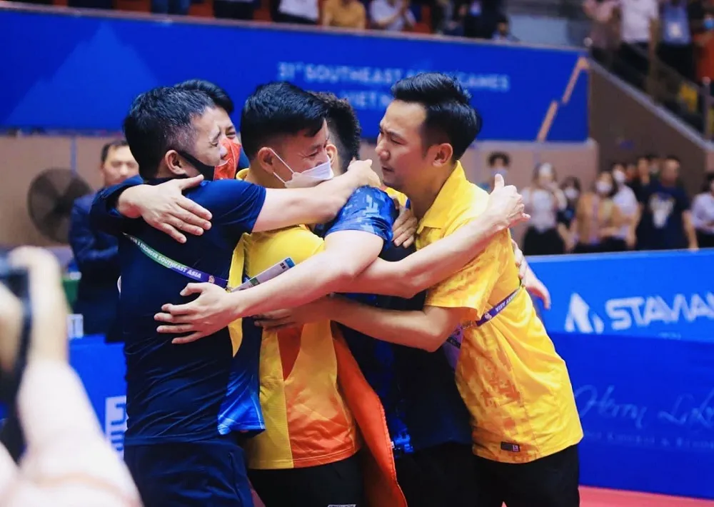 Giây phút ban huấn luyện và VĐV ôm chầm lấy nhau trong sung sướng khi có HCV đơn nam tại SEA Games 31 được Tuân bảo là thời điểm xúc động nhất của mình tại chung kết. Ảnh: N.Đ.TUÂN Giây phút ban huấn luyện và VĐV ôm chầm lấy nhau trong sung sướng khi có HCV đơn nam tại SEA Games 31 được Tuân bảo là thời điểm xúc động nhất của mình tại chung kết. Ảnh: N.Đ.TUÂN