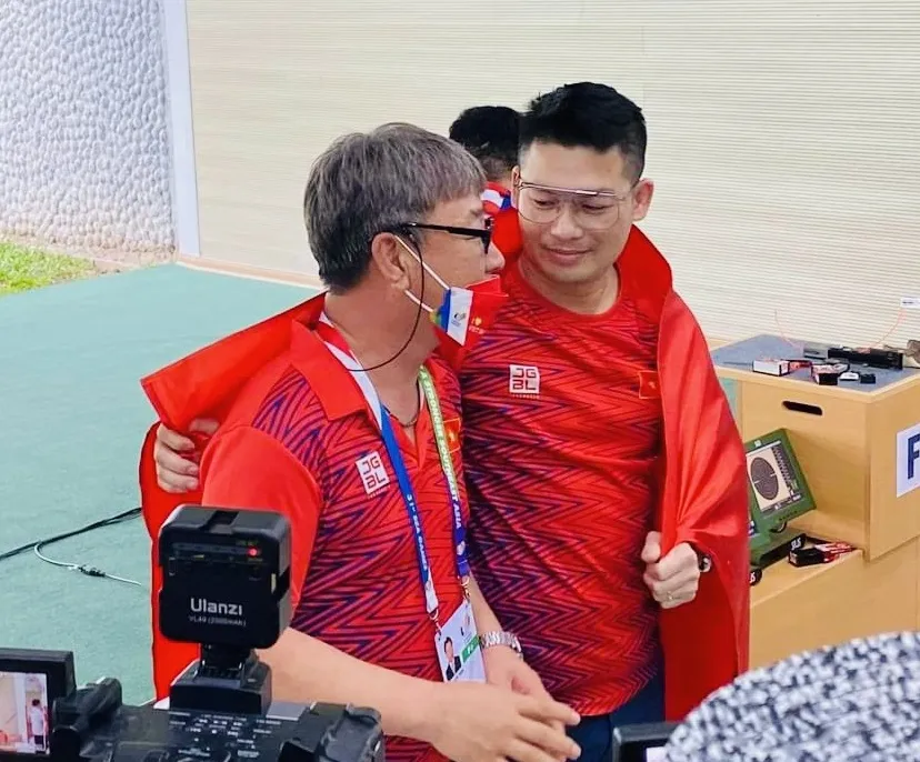 Thầy Park luôn theo sát các xạ thủ của đội tuyển quốc gia tại SEA Games 31 vừa qua. Ảnh: MINH CHIẾN