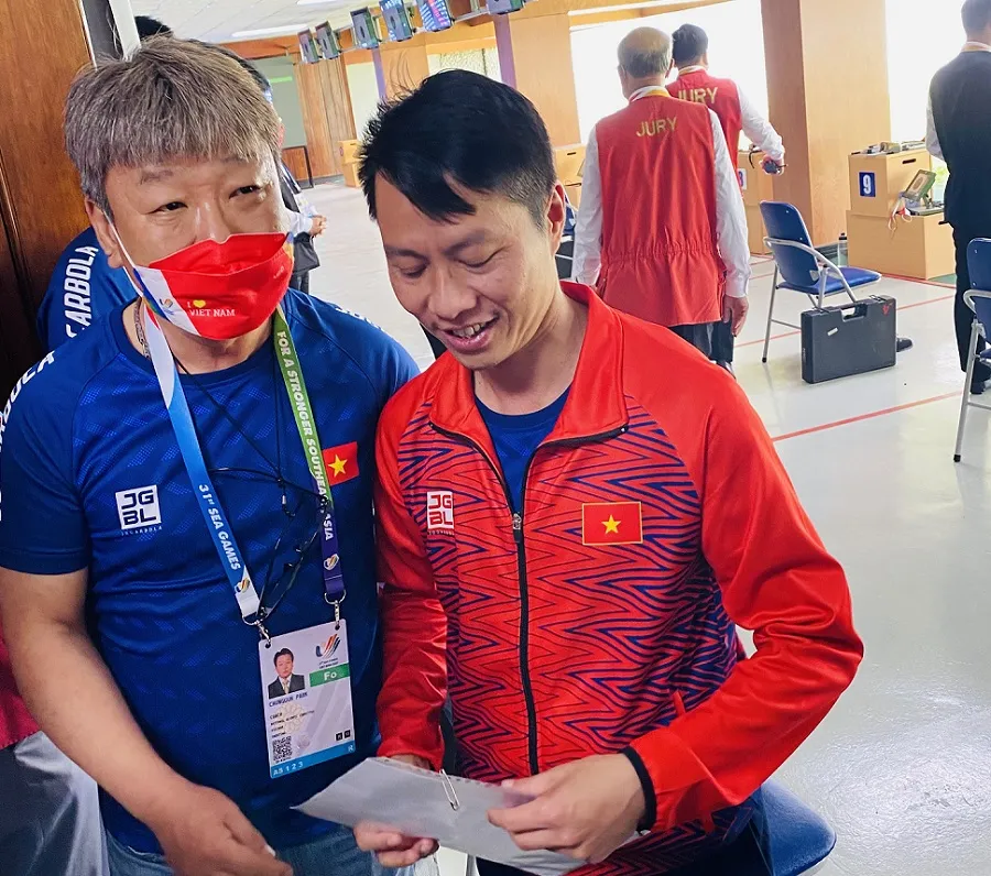 Sau SEA Games 31, bây giờ cựu xạ thủ Trần Quốc Cường là thành viên ban huấn luyện do HLV Park Chung-gun làm HLV trưởng. Ảnh: MINH CHIẾN