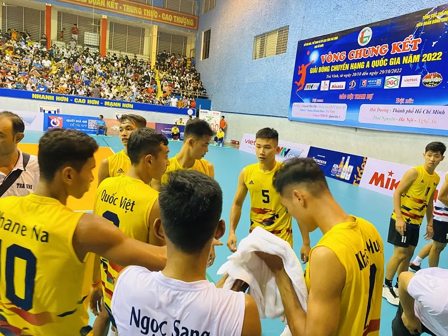 Quốc Duy và đồng đội ở đội Trà Vinh từng lọt vào chung kết giải hạng A toàn quốc 2022 nhưng vuột tấm vé thăng hạng. Ảnh: MINH CHIẾN