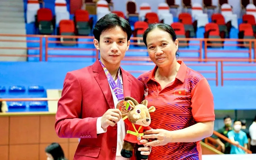 Văn Huy và HLV của mình chung vui sau khi giành HCV SEA Games 31 tại Việt Nam năm ngoái. Ảnh: H.V.H