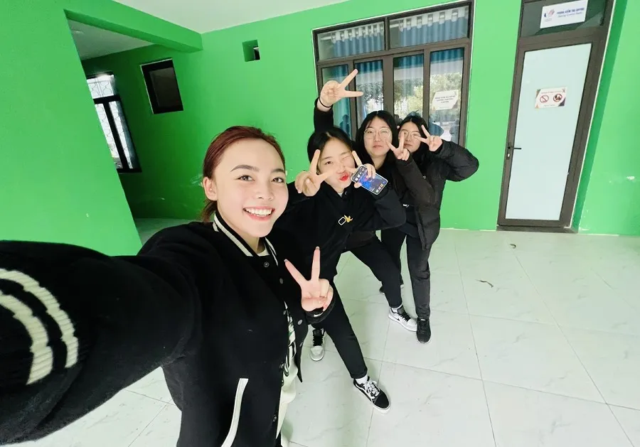 Xạ thủ Phí Thanh Thảo cùng các đồng đội chụp ảnh chung vui trước khi các tuyển thủ đội tuyển bắn súng quốc gia được nghỉ ngơi về quê ăn Tết. Ảnh: TH.THẢO