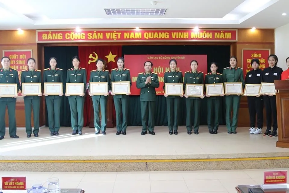 Các cá nhân, tập thể cầu thủ bóng chuyền Bộ tư lệnh Thông tin đã được mừng công năm 2022. Ảnh: T.T