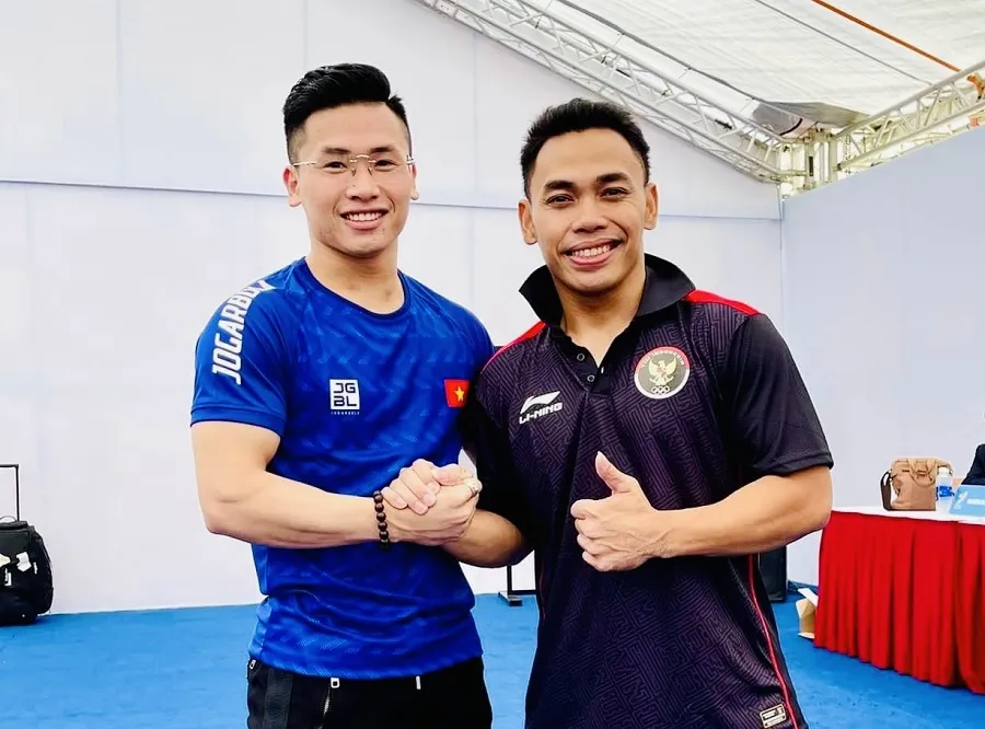Trịnh Văn Vinh gặp lại lực sĩ Eko Yuli Irawan (Indonesia) tại SEA Games 31 ở Việt Nam tháng 5 năm ngoái. Ảnh: T.V.VINH