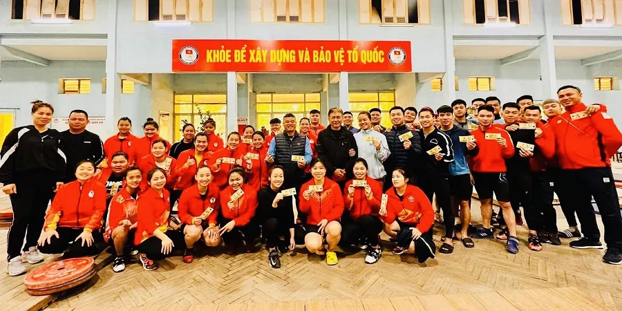 Đội cử tạ Việt Nam tập huấn tại Trung tâm HLTTQG Hà Nội được nhận lì xì may mắn đầu năm. Ảnh: HỒNG THANH