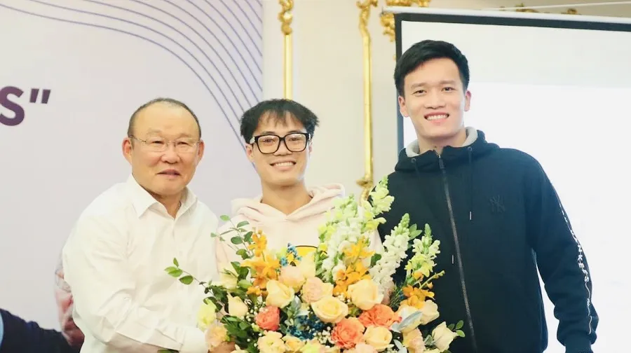 HLV Park Hang-seo đã giao lưu với người hâm mộ tại Hà Nội tối 2-2 và được biết chuyên gia người Hàn Quốc còn ở tại Việt Nam tới tháng 6. Ảnh: Q.THẮNG