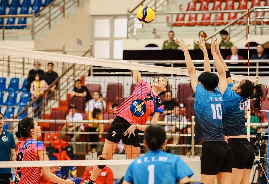 Hàng chắn của VTV Bình Điền Long An (xanh) bị tay đập Hóa chất Đức Giang HN hóa giải. Ảnh: T.THẢO