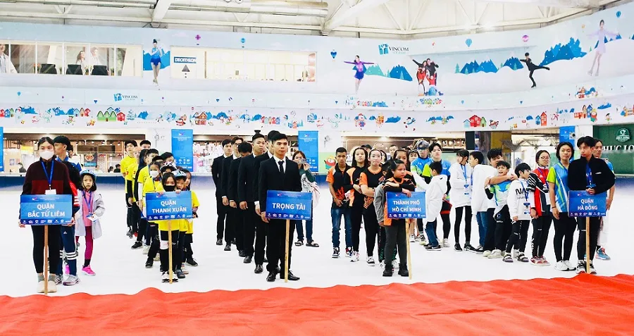 Các VĐV về tham dự giải trượt băng tốc độ trẻ quốc gia 2023. Ảnh: MINH MINH