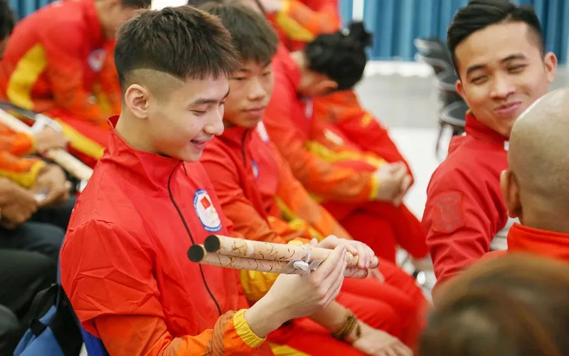 Tuyển thủ vui mừng khi đã được nhận gậy đúng với tiêu chuẩn chứ không phải dùng ống nhựa nữa. Ảnh: TCTDTT