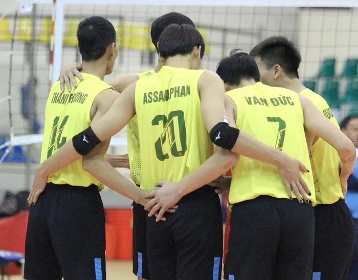 Đội nam Hà Tĩnh đã có chiến thắng tiếp theo qua đó tạm vươn lên vị trí đầu bảng A của nam. Ảnh: T.THẢO