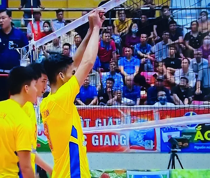 Từ Thanh Thuận (9) và các đồng đội Sanest Khánh Hòa không thua trận nào tại vòng 1 năm nay. Ảnh: MINH CHIẾN