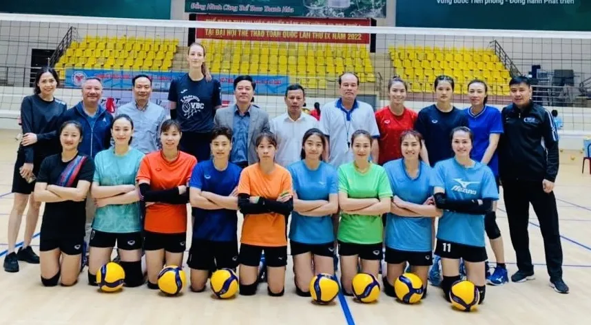 Đội nữ Thanh Hóa rất tự tin khi có chủ công cao 1m97 Vukasovic trong đội hình. Ảnh: MINH TIẾN