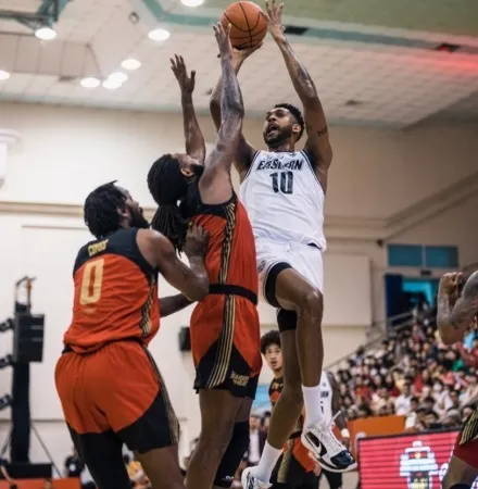 O'Darien Bassett (trắng) đã chơi hiệu quả khiến hàng hậu vệ Saigon Heat gặp khó khăn cản phá. Ảnh: SGH