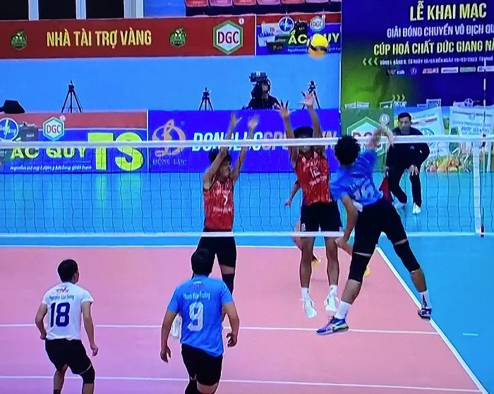 Cầu thủ Long An (xanh) đã chiến thắng ở trận đấu quan trọng trước VLXD Bình Dương. Ảnh: MINH MINH