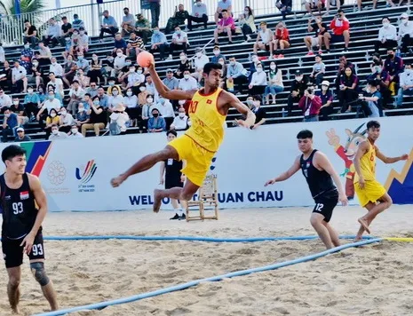 Bóng ném bãi biển Việt Nam giành suất dự giải vô địch thế giới 2024 nhờ kết quả thi đấu tại vô địch châu Á 2023 ở Indonesia lúc này. Ảnh: NHẬT ANH