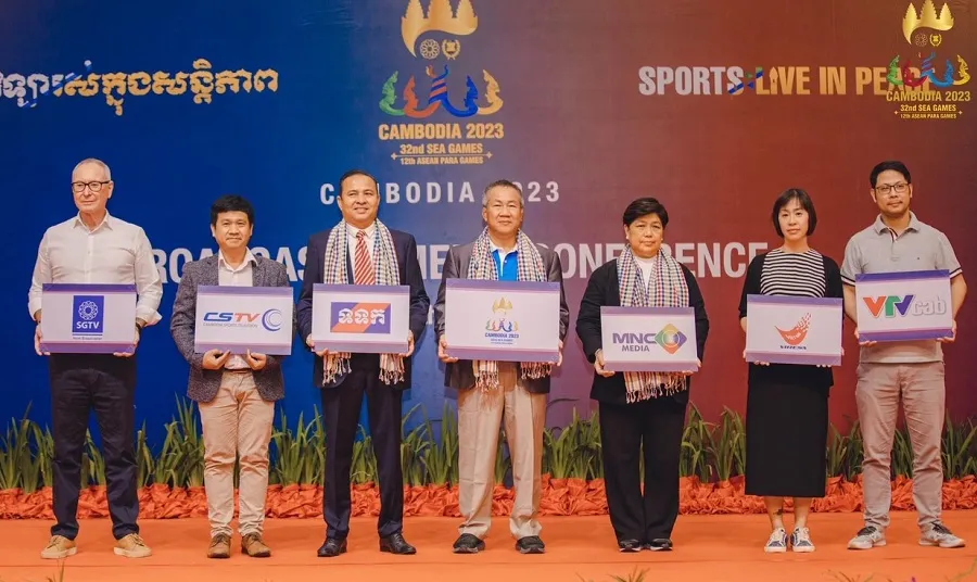 Đại diện các đơn vị truyền hình của các quốc gia đã tham dự Hội nghị truyền hình về SEA Games 32. Ảnh: CAMSOC