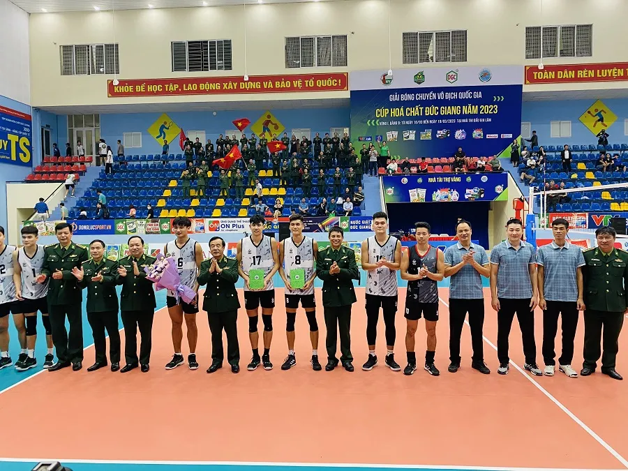 Lãnh đạo Bộ tư lệnh Bộ đội biên phòng đã tới sân động viên cầu thủ bóng chuyền Biên Phòng sau khi thắng đội VLXD Bình Dương ở tối 17-3. Ảnh: MINH CHIẾN