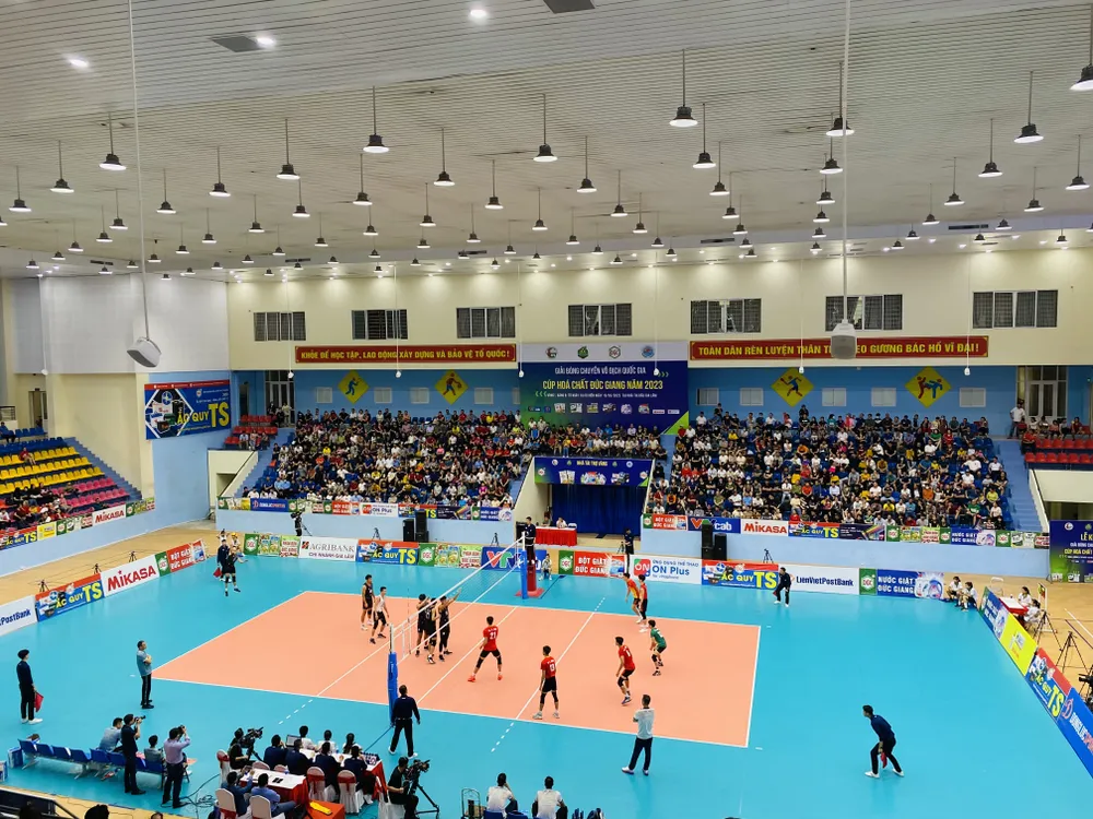 Khán giả vào xem cúp Hùng Vương 2023 phải mua vé theo các mệnh giá đã quy định. Ảnh: MINH CHIẾN