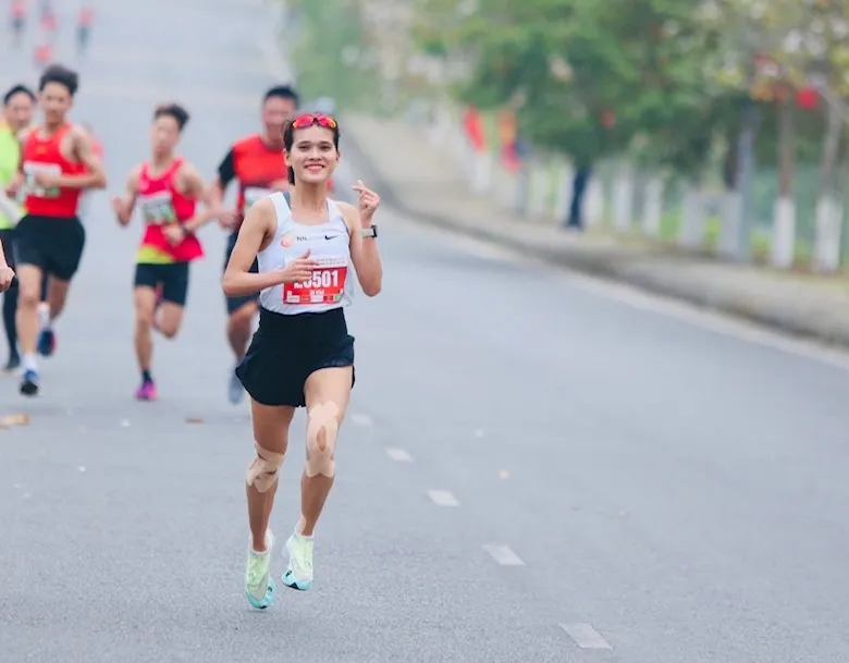 Hồng Lệ chiến thắng ở nội dung 21km nữ tại Lai Châu. Ảnh: NHƯ Ý