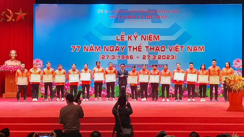 Các VĐV xuất sắc đã được nhận bằng khen của UBND thành phố Hà Nội. Ảnh: MINH MINH