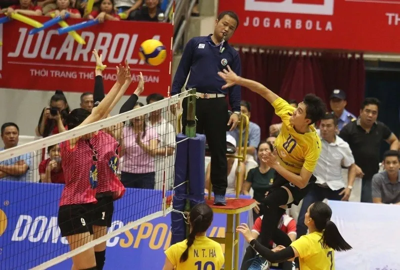 Trọng tài trận chung kết nữ cúp Hùng Vương 2023 được cho là non về xử lý tình huống. Ảnh: T.THẢO