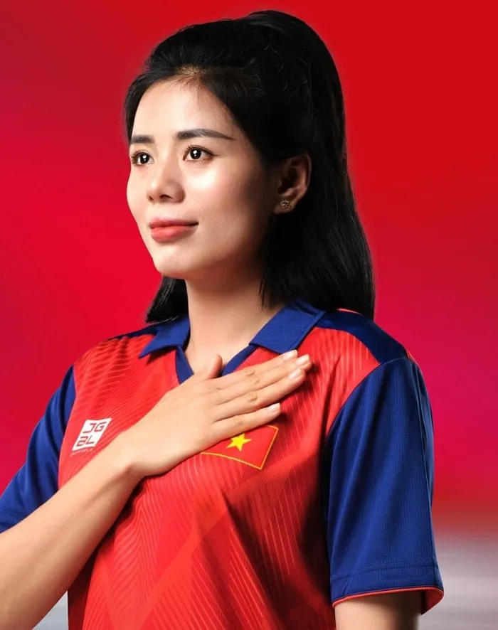 Nguyễn Thị Huyền ra mắt trang phục mới của Đoàn thể thao Việt Nam tại SEA Games 32. Ảnh: LÊ THÀNH