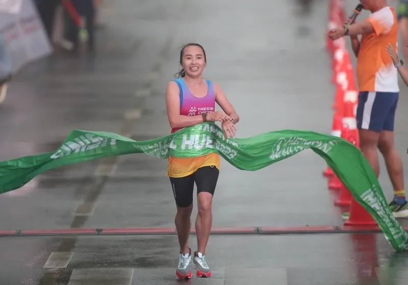 Cựu tuyển thủ quốc gia Phạm Thị Bình đã thi đấu và về nhất marathon nữ. Ảnh: ĐÔNG HUYỀN
