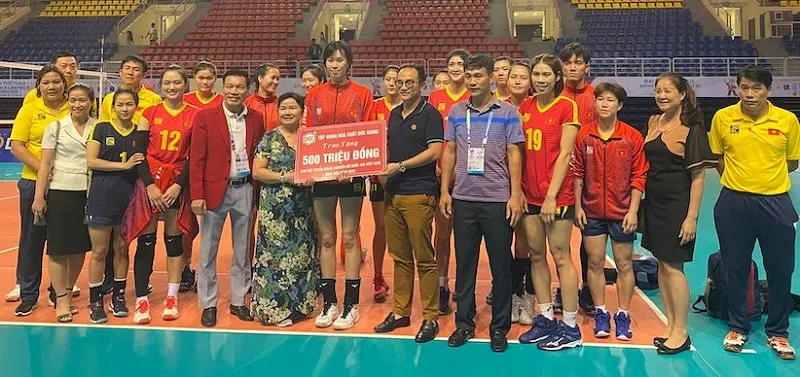 Sau trận bán kết môn bóng chuyền trong nhà nữ SEA Games 31 năm ngoái, đội tuyển bóng chuyền nữ Việt Nam đã được mạnh thường quân tặng thưởng 500 triệu đồng. Ảnh: NHẬT ANH