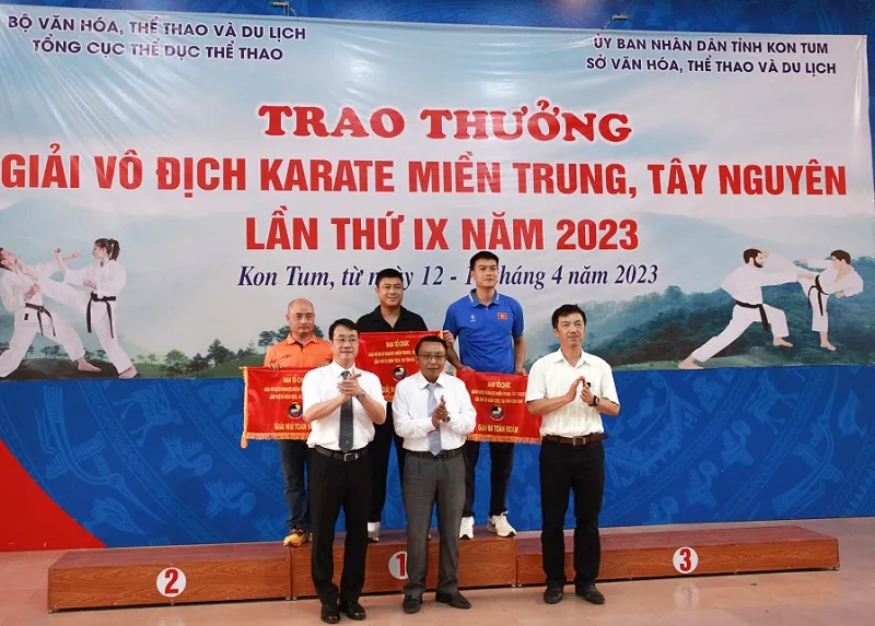 Ban tổ chức đã trao cờ cho các đơn vị dẫn đầu giải. Ảnh: HOÀNG THANH