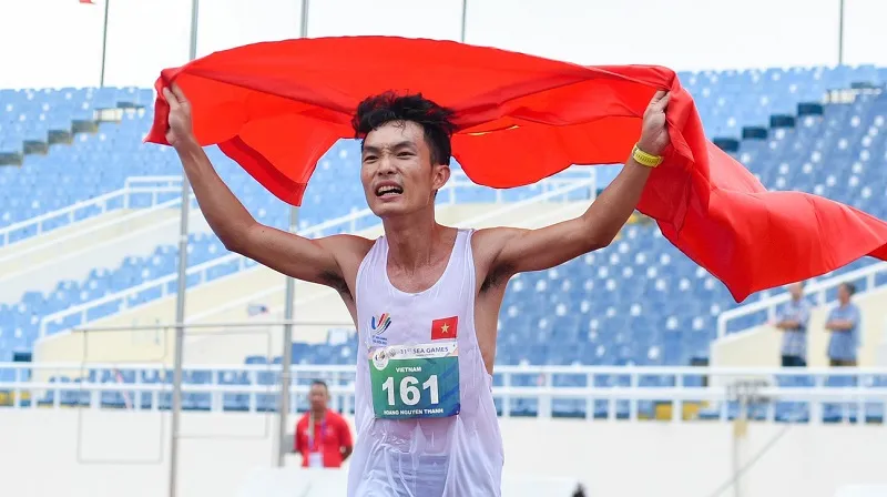 Tuyển thủ Hoàng Nguyên Thanh được di chuyển sớm tới Campuchia để làm quen với đường chạy. Ảnh: DŨNG PHƯƠNG