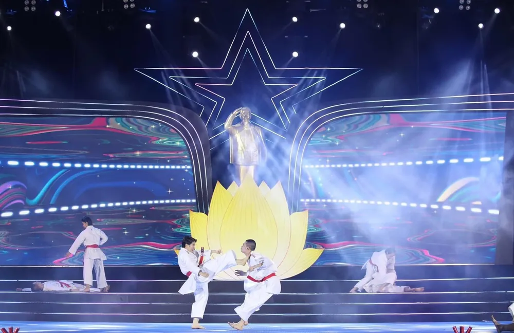 Tuyển thủ karate Việt Nam trình diễn tại Lễ xuất quân Đoàn thể thao Việt Nam dự SEA Games 32. Ảnh: LƯỢNG LƯỢNG
